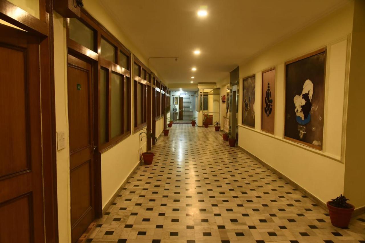 Hotel Gaurab Near Paltan Bazaar デヘラードゥーン エクステリア 写真