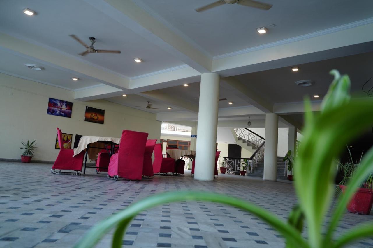 Hotel Gaurab Near Paltan Bazaar デヘラードゥーン エクステリア 写真