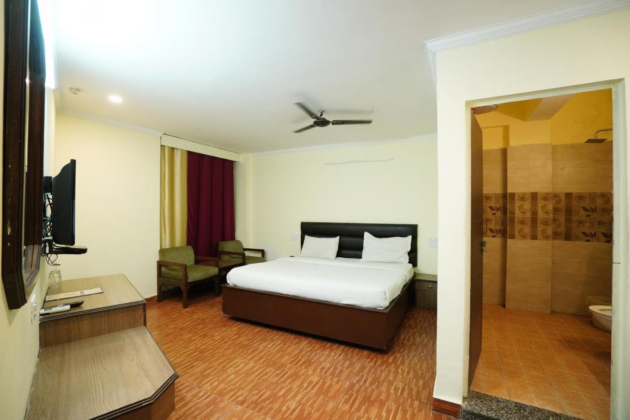 Hotel Gaurab Near Paltan Bazaar デヘラードゥーン エクステリア 写真
