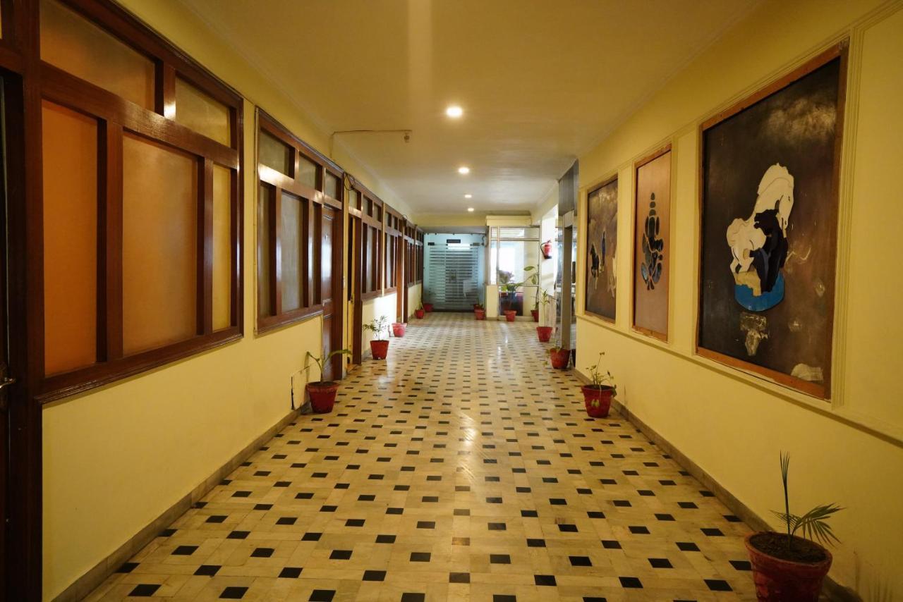 Hotel Gaurab Near Paltan Bazaar デヘラードゥーン エクステリア 写真