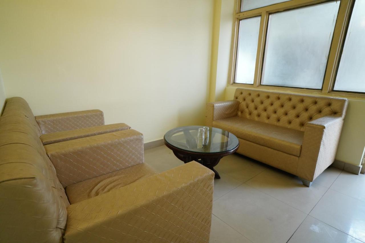 Hotel Gaurab Near Paltan Bazaar デヘラードゥーン エクステリア 写真