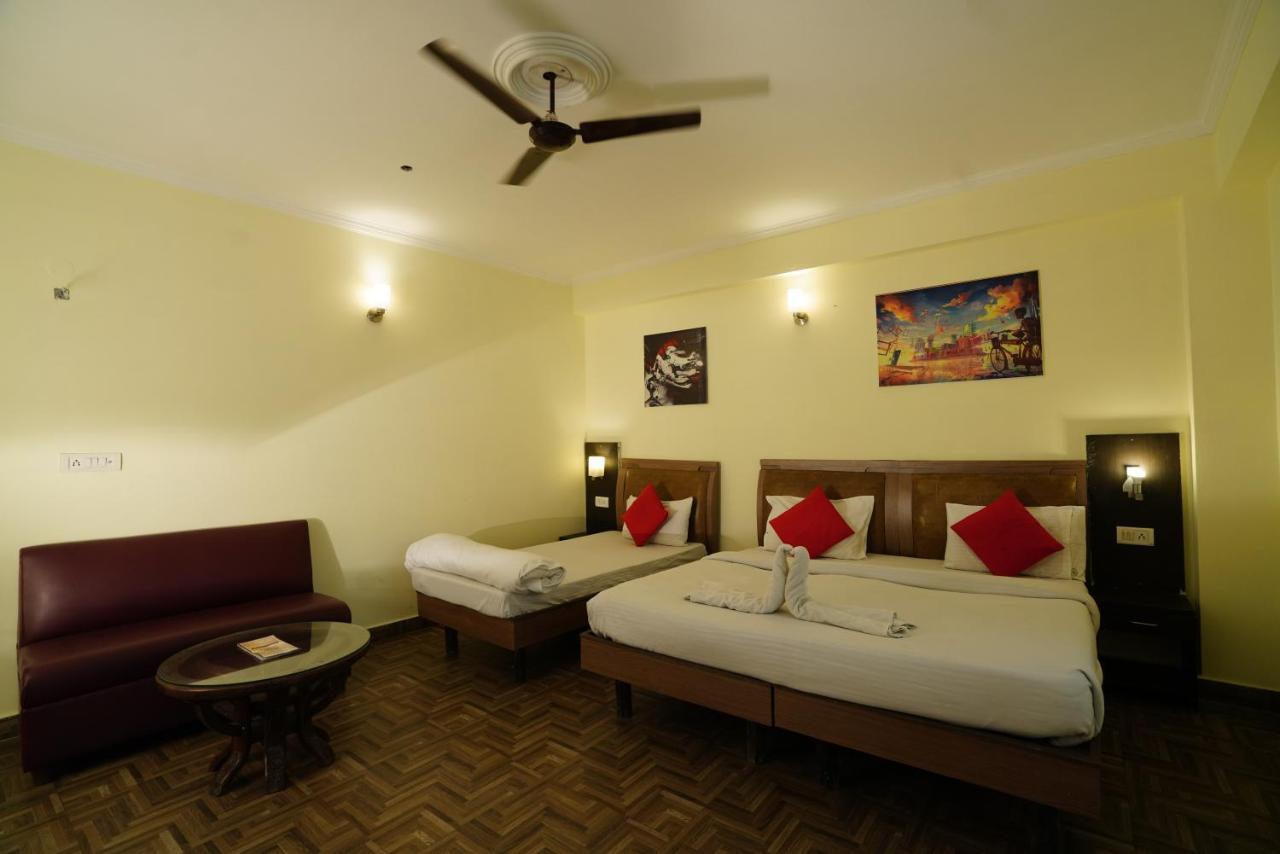 Hotel Gaurab Near Paltan Bazaar デヘラードゥーン エクステリア 写真