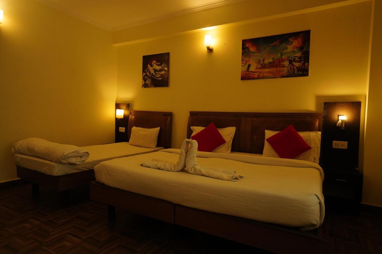 Hotel Gaurab Near Paltan Bazaar デヘラードゥーン エクステリア 写真