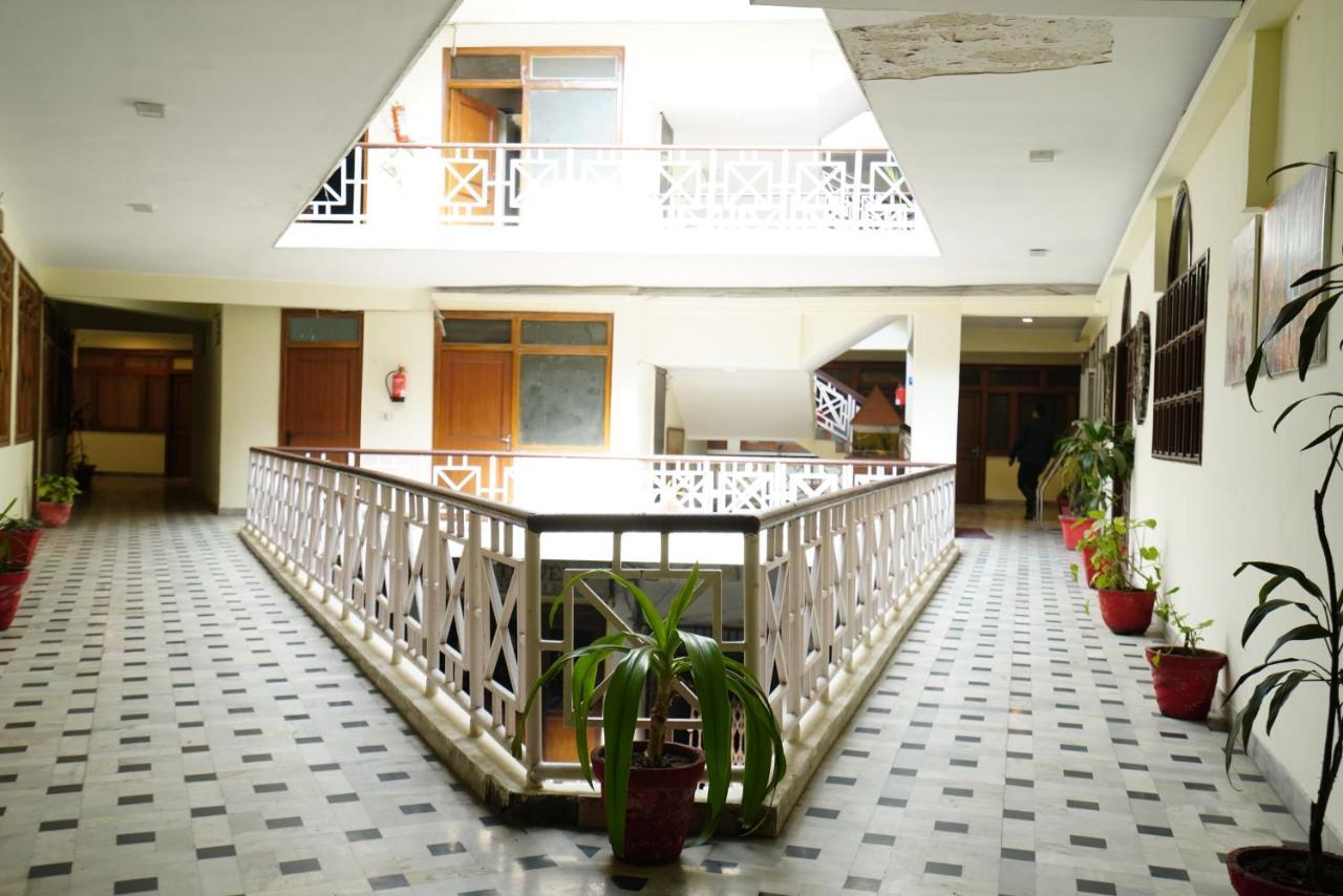 Hotel Gaurab Near Paltan Bazaar デヘラードゥーン エクステリア 写真