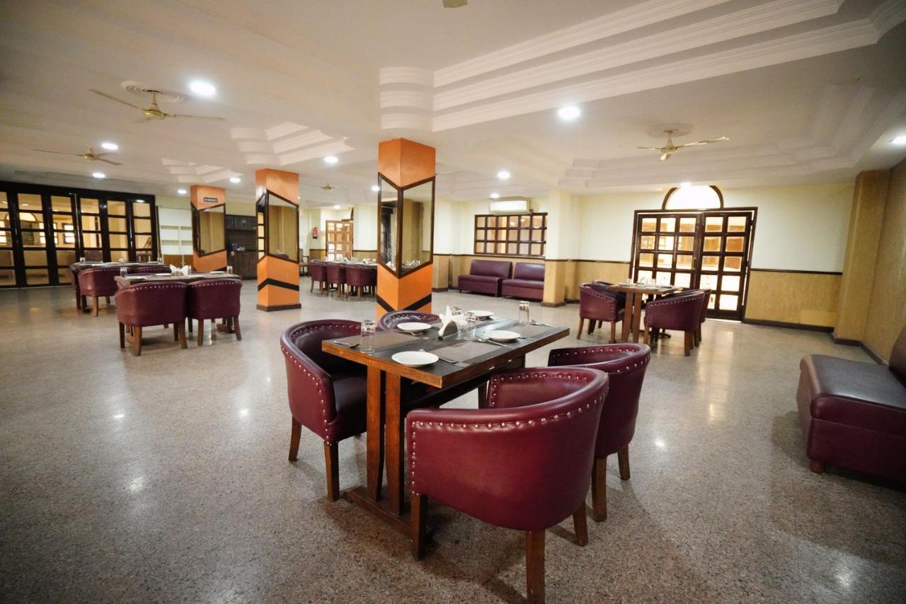 Hotel Gaurab Near Paltan Bazaar デヘラードゥーン エクステリア 写真